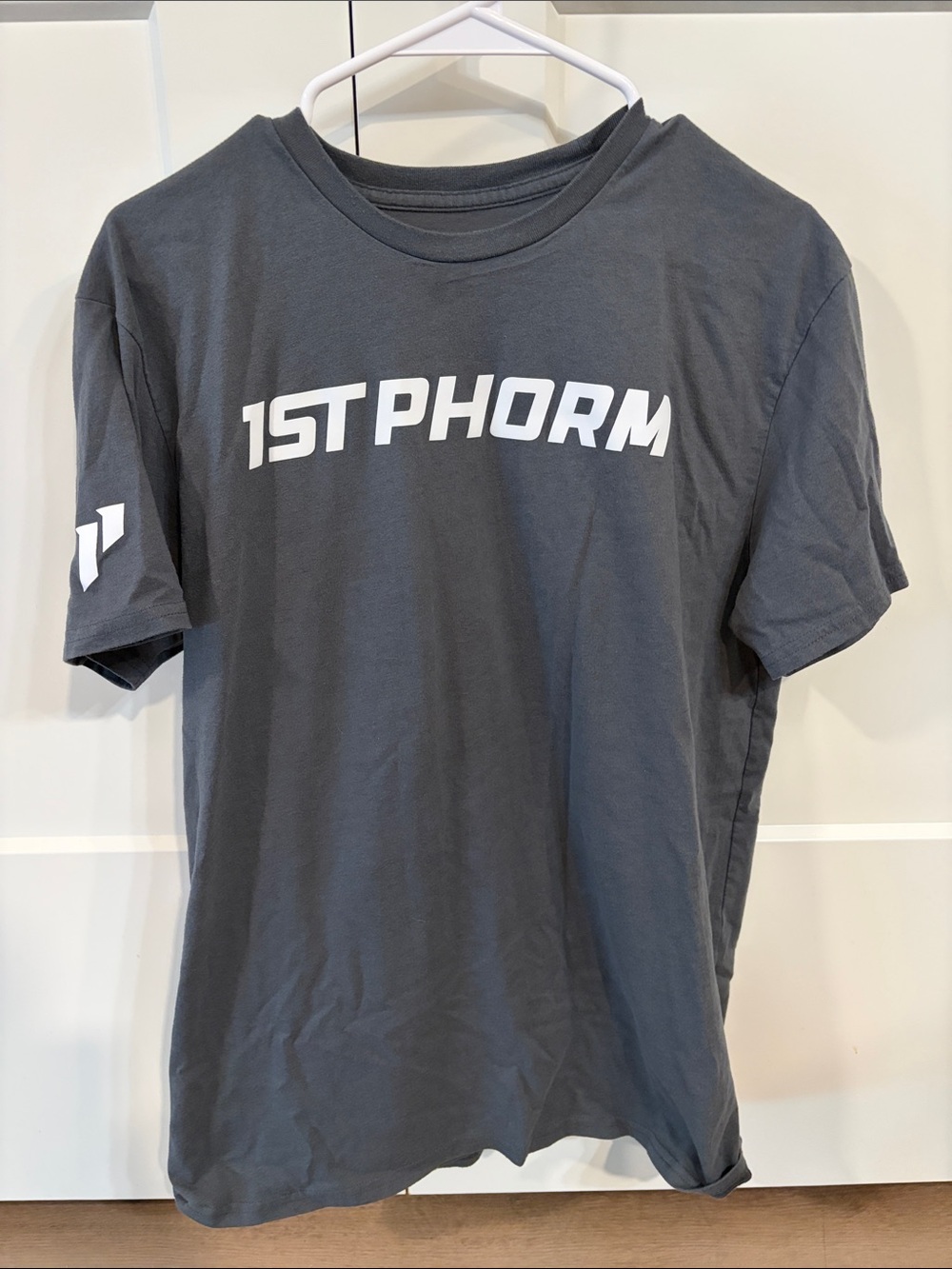 1st Phorm Men's Short-Sleeve Logo Tee in Charcoal Gray